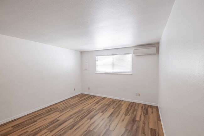 Building Photo - Beautiful 4 Bed, 2 Bath Townhouse with Lots of Closet Space and Laundry In Unit!