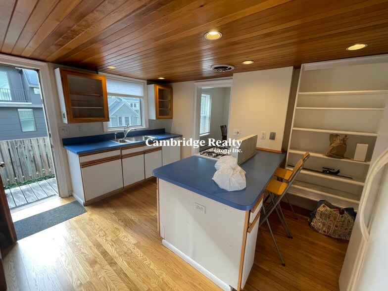 Building Photo - 18 Channing St