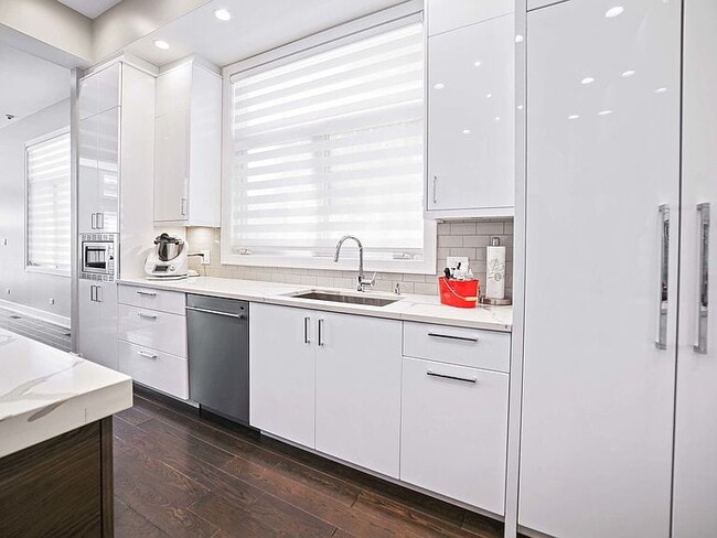 Building Photo - "Spacious 5-Bedroom Gem with 3 Full Baths in the Heart of Chicago – 4,200 Sq Ft of Comfort and St...