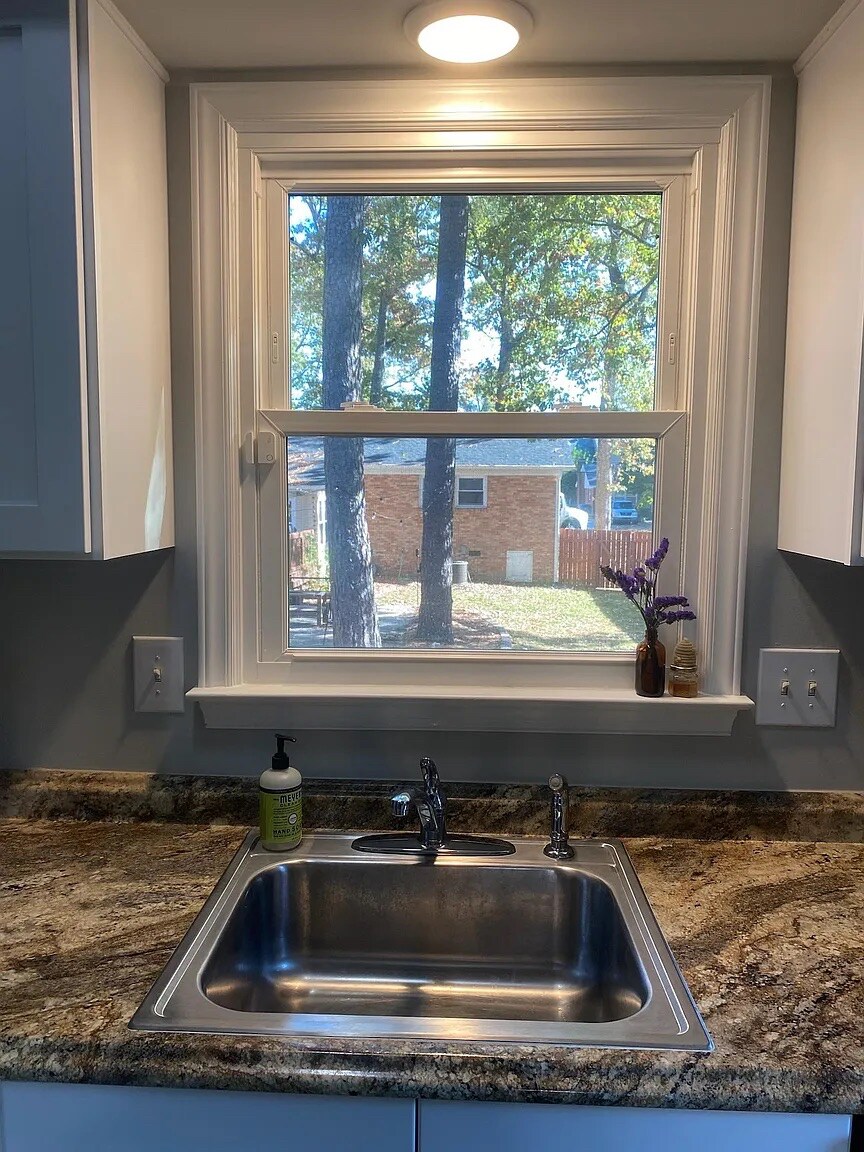 Building Photo - Room in House on Harmony Ct