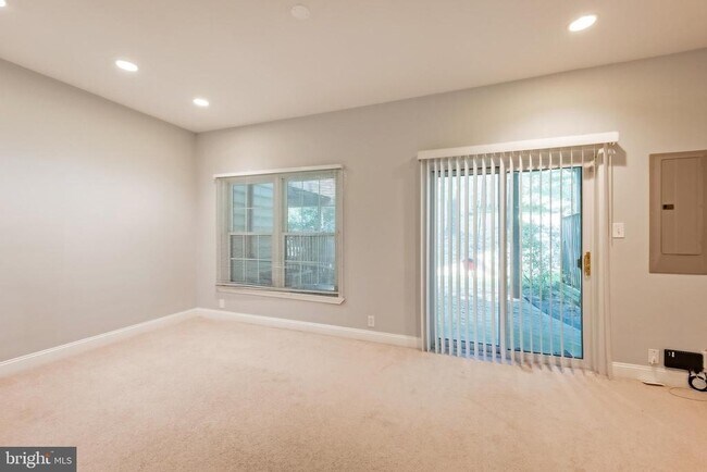 Building Photo - 215 Lynn Manor Dr