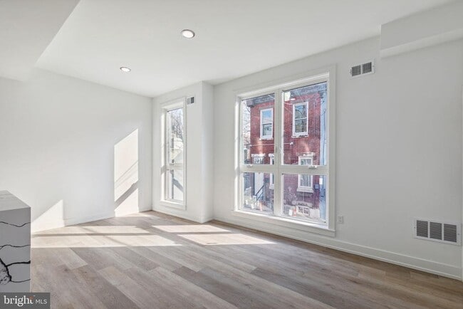 Building Photo - 2550 Hope St