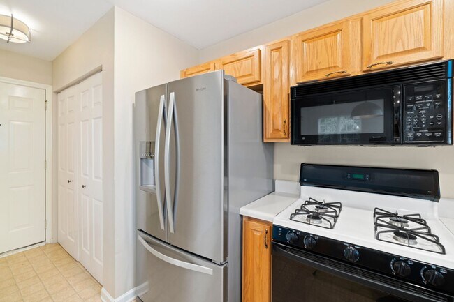 Building Photo - Located in Highland Creek