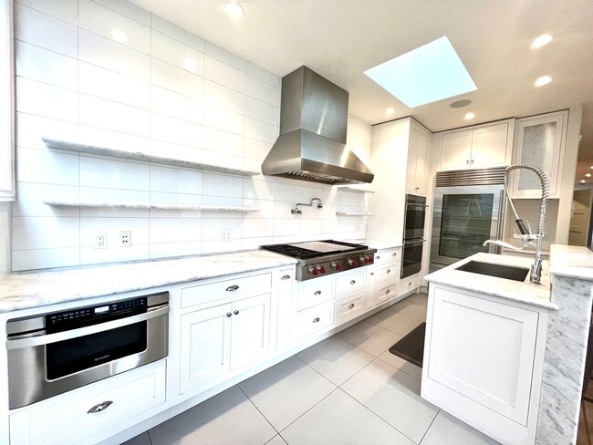 Building Photo - Welcome to North Beach! Premier 1 bed/ 2 B...