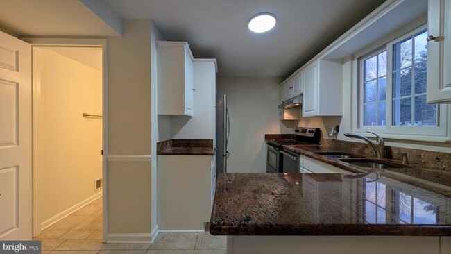 Building Photo - 11181 Captain's Walk Ct