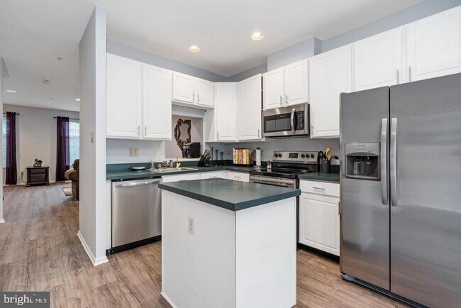 Building Photo - 8415 Gold Sunset Way