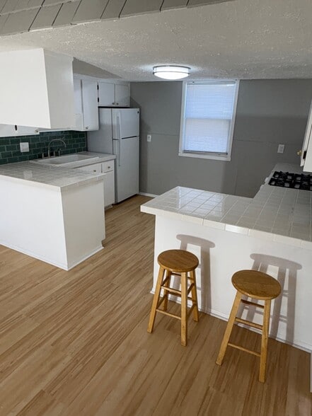 Building Photo - 403 E Saratoga St