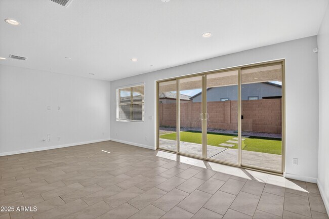 Building Photo - 2555 W Sunland Ave