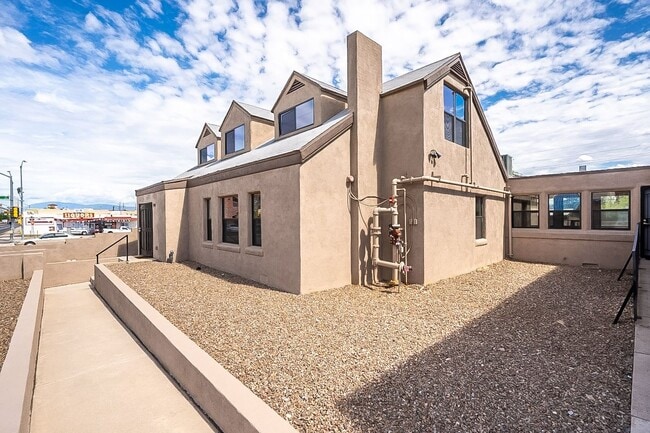 Building Photo - 928 E 6th St