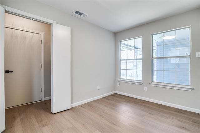 Building Photo - 5529 Village Green Dr