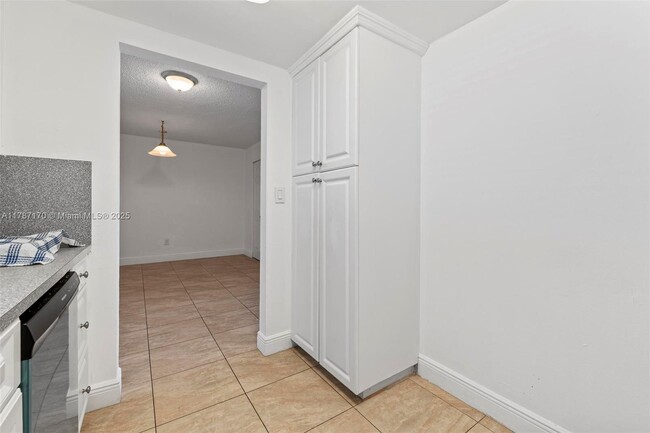 Building Photo - 9375 Fontainebleau Blvd