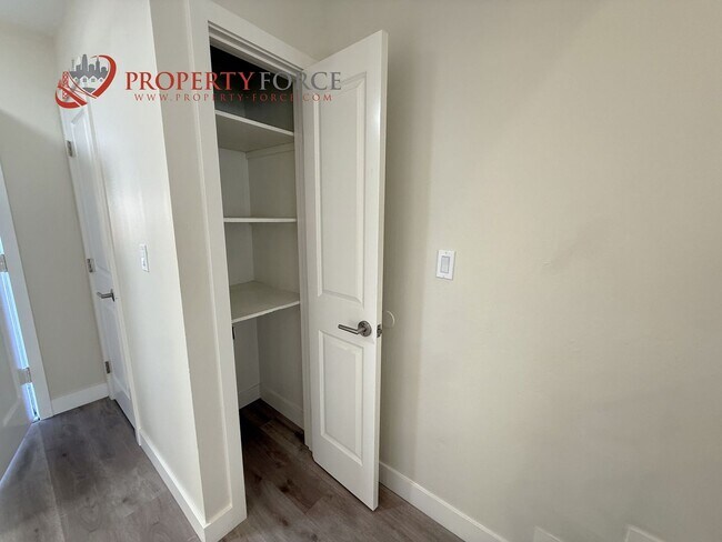 Building Photo - 946 Tamarack Ln