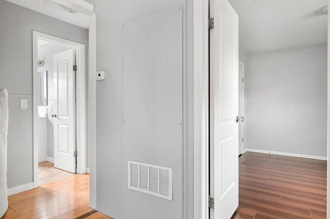 Building Photo - 2 Bedroom, 1 Bathroom Available!