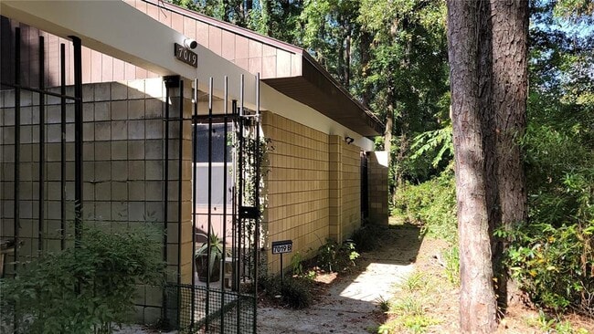 Building Photo - 7019 SW 44 Ave