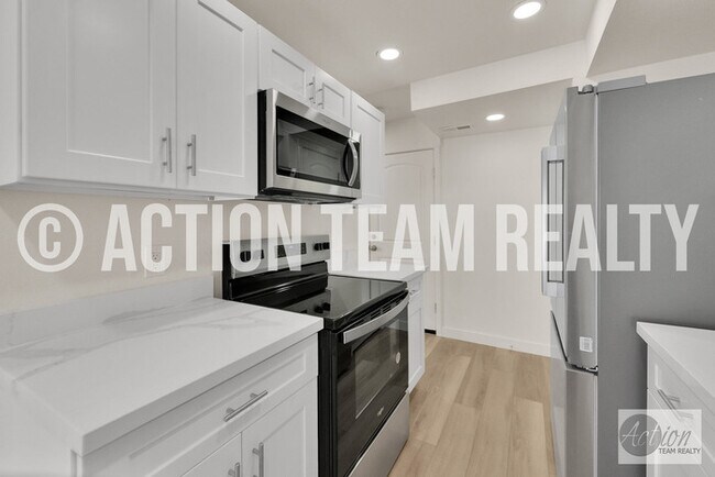 Building Photo - Remodeled Townhome in Cottonwood Heights!