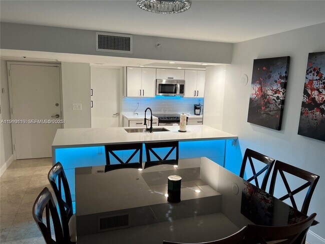 Building Photo - 1717 N Bayshore Dr