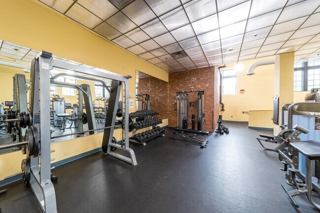 Building Photo - 341 Monmouth St