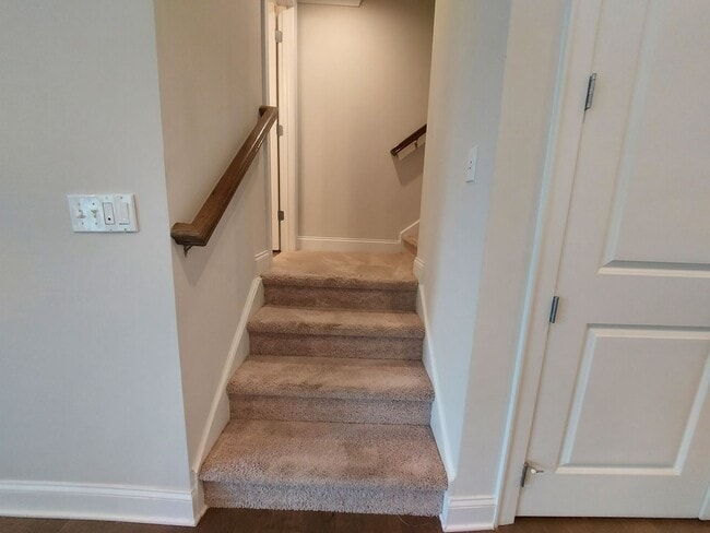 Building Photo - Large 3 Bedroom Luxury Townhome on Silver ...