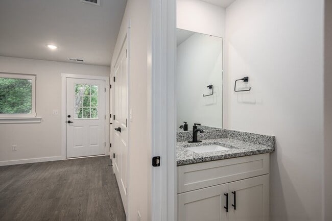 Building Photo - Live Brand-New in Hickory – Modern 3BR Townhome