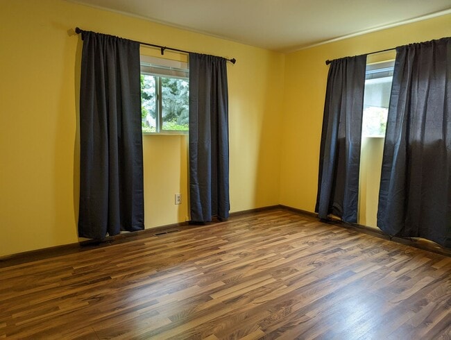 Building Photo - Luxurious 4 bedroom 2 bath house with river view - pet-friendly!