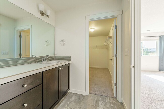 Building Photo - Light, Bright & Move-In Ready – 3BR Gem in Prime Ridgefield Location!  (Pet Friendly)