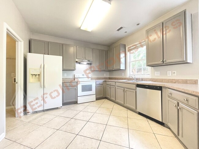 Building Photo - Lovely 4 Bedroom, 2.5 Bath Single-Family H...
