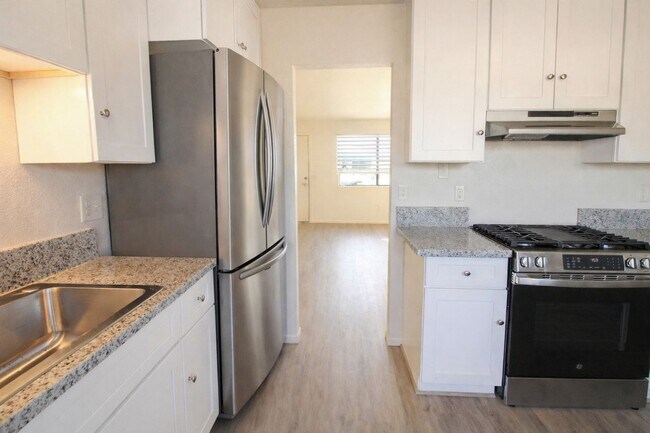 Building Photo - Recently Renovated, Single-Level 2-Bedroom Apartment with Small Fenced Yard.