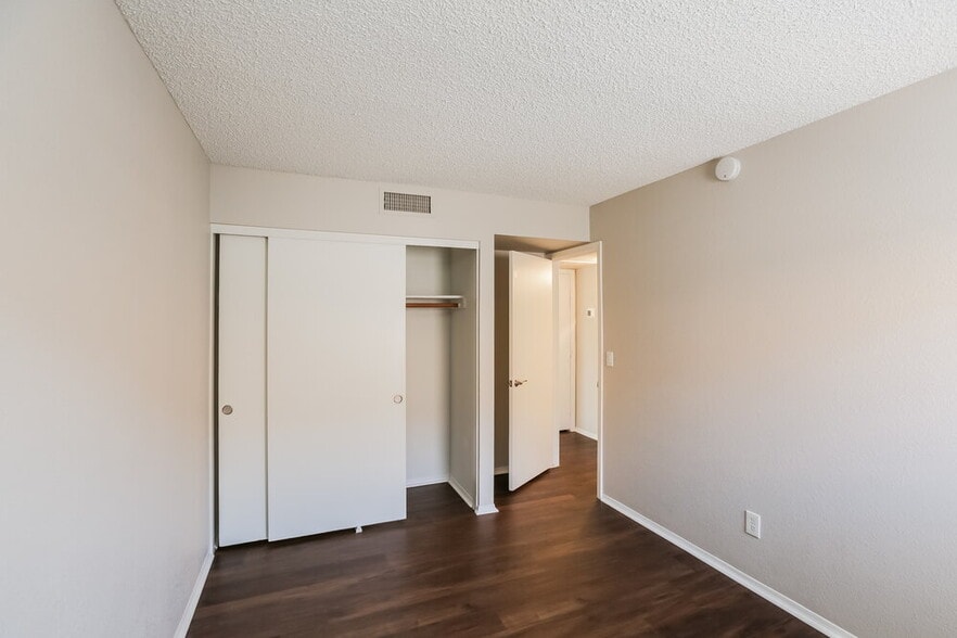 Building Photo - 11622 W Olive Dr