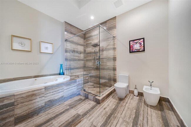 Building Photo - 15811 Collins Ave