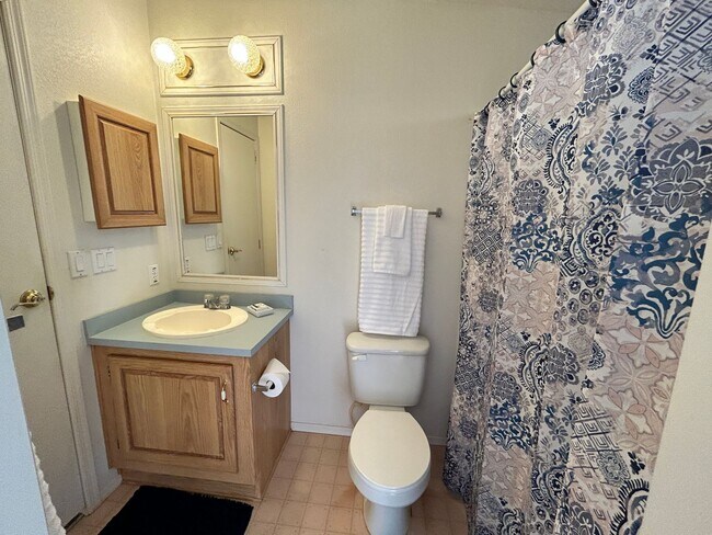 Building Photo - Charming 2-Bedroom 2-Bathroom Furnished Ma...