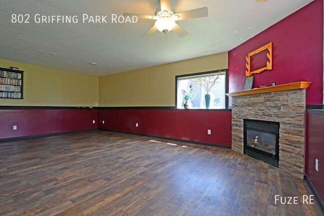 Building Photo - 802 Griffing Park Rd