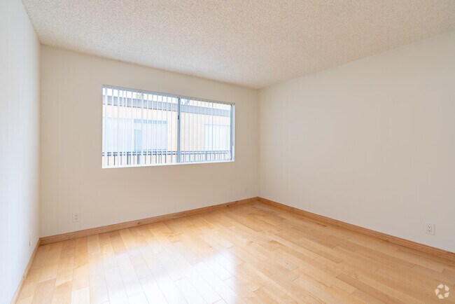 2BR, 1.5BA - 1000SF - 533 Ashland