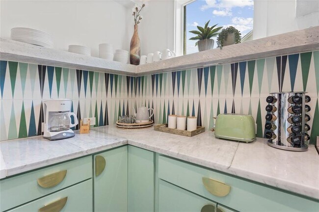 Building Photo - 724 Charles Allen Dr NE