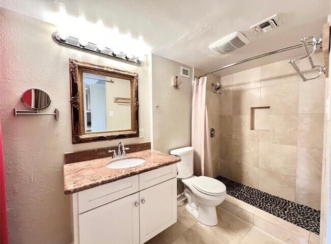 Building Photo - 2016 Main St