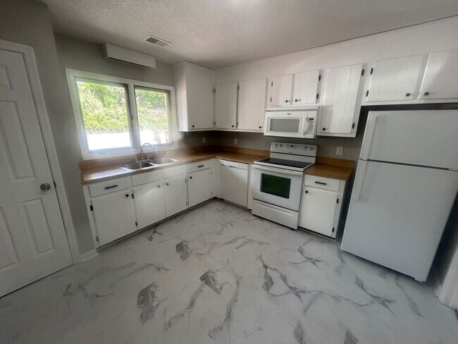 Building Photo - 137 Lionsgate Dr