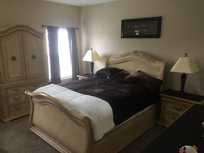 Master bedroom - 500 Longhorn Dr