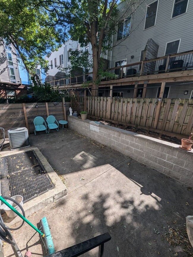 Building Photo - Stunning Home - Ludlow