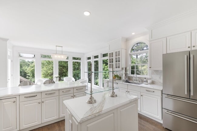 Building Photo - Luxury Furnished Home