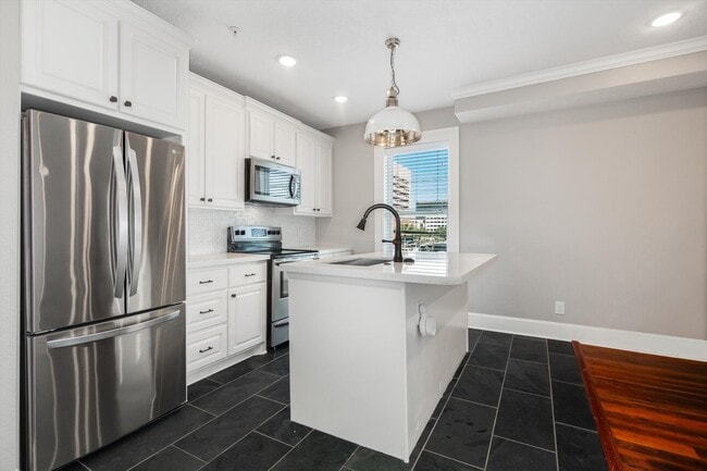 Building Photo - 405 24th St