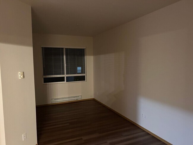 Building Photo - 3 Bed, 2 Bath Condo with in Cascade-Fairwood neighborhood of Renton, $2,925/month.