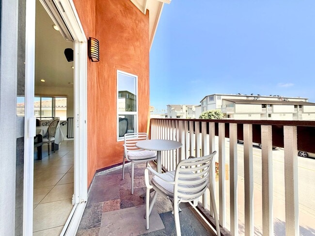 Building Photo - 3953 Sunset Ln