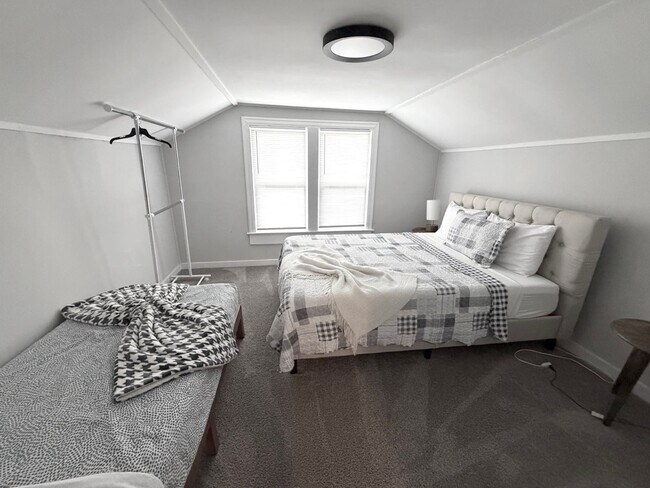 Building Photo - Available fully furnished or unfurnished, this beautifully renovated 3-bedroom, 1.5-bathroom home...