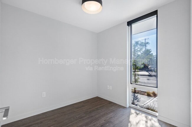 Building Photo - 1860 N Hamilton St