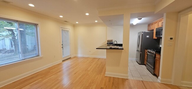 Building Photo - 2-bed, 1.5 Bath Brookline Townhouse
