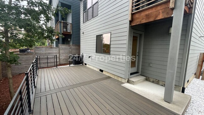 Building Photo - Modern and Stylish 3 BD | 3.5 BA Townhome ...