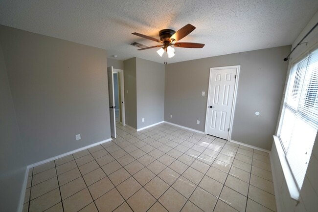 Building Photo - Updated Single Story in Schertz! Realtor Commission: $500