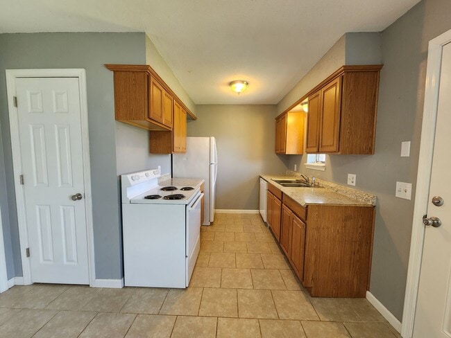 Building Photo - 3 Bedroom 1.5 Bath home in Shawnee!