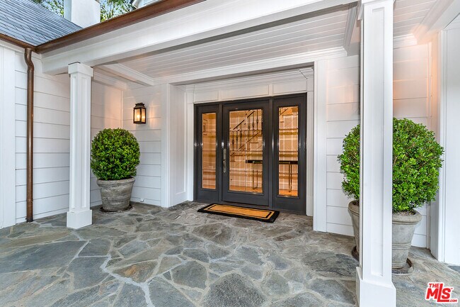 Building Photo - 1440 Stone Canyon Rd