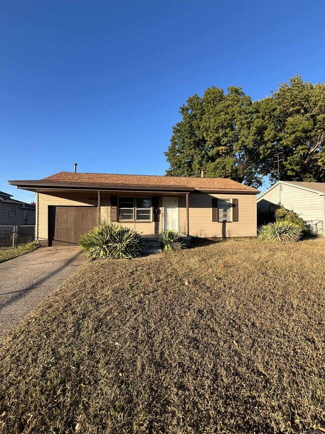 Primary Photo - 701 E Holman Ct