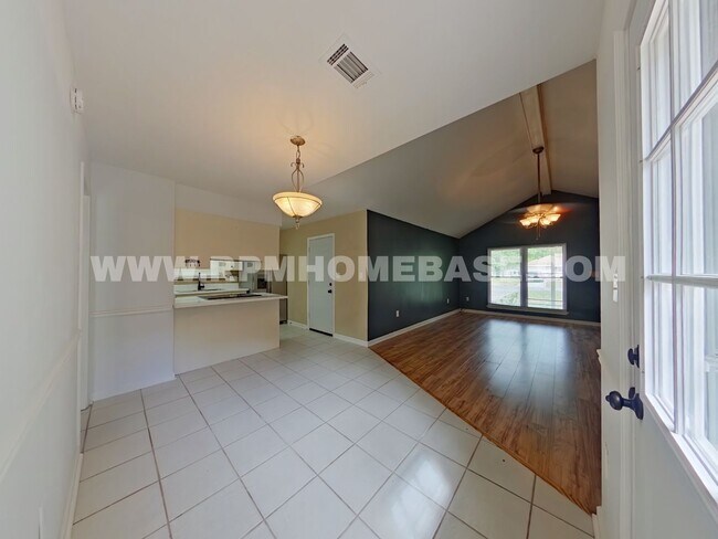 Building Photo - Charming 3-Bedroom Home in Crestview with Modern Features!